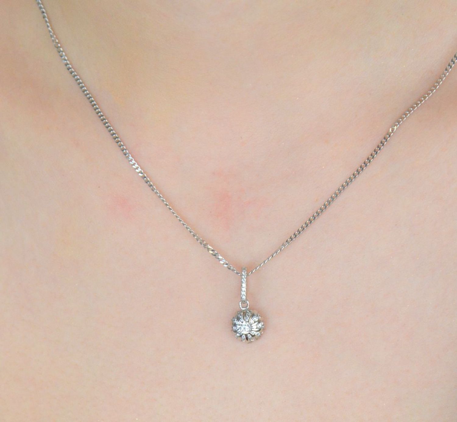 Zjawiskowa okrągła zawieszka damska wykonana ze srebra próby 925, w całości wysadzana błyszczącymi cyrkoniami. Waga 1,10 g, wymiary 2,0 × 0,8 cm. Model W 1907 – elegancja i blask w jednym.1.jpg